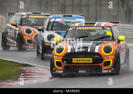 Gara 1 del Mini sfida campionato JCW ad Oulton Park nel Cheshire Regno Unito Foto Stock