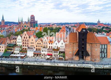 Gdansk città vecchia in Polonia con il più antico porto medievale gru (Zuraw) in Europa, St Mary Church, Municipio e Torre sul fiume Motlawa. Vista aerea, inizio Foto Stock