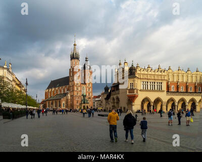 Cracovia in Polonia - 7 Maggio 2017: Piazza del mercato (Rynek), gotico di Santa Maria la Chiesa (Mariacki), tappeti vecchi' hall (Sukiennice) e persone a piedi. Meteo Foto Stock