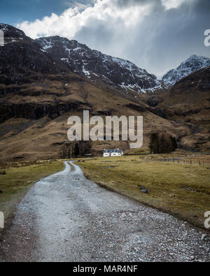 La via che conduce a Achnambeithach Cottage con Stob Coire nam Beith in background, Glencoe, altopiani, Scozia Foto Stock