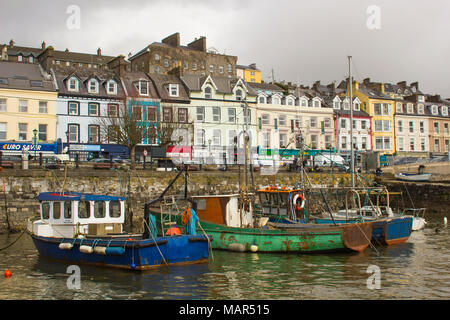 16 marzo 2018 Piccole imbarcazioni ormeggiate nel piccolo porto pittoresco di Cobh contea di Cork in Irlanda Foto Stock