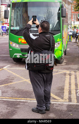 16 marzo 2018 un turista scattare una fotografia con il suo cellulare nella città di Cobh contea di Cork in Irlanda su un giorno umido Foto Stock