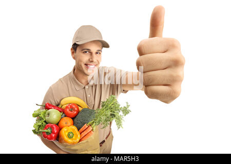 Uomo di consegna con un sacco di negozi di generi alimentari facendo un pollice in alto gesto isolato su sfondo bianco Foto Stock