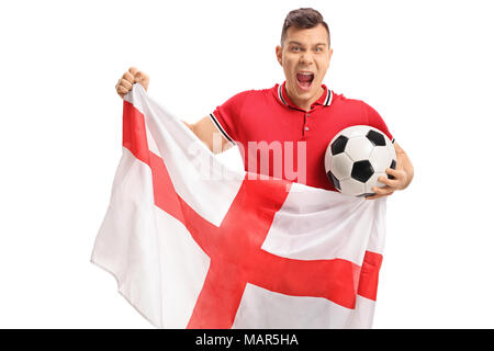 Emozionato tifoso di calcio tenendo un calcio e una bandiera inglese isolato su sfondo bianco Foto Stock