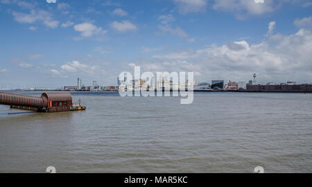 Lo skyline di Liverpool da Birkenhead attraverso il fiume Mersey Foto Stock