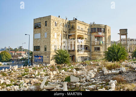 Un vecchio cimitero falling apart nella periferia di Haifa Israel Foto Stock