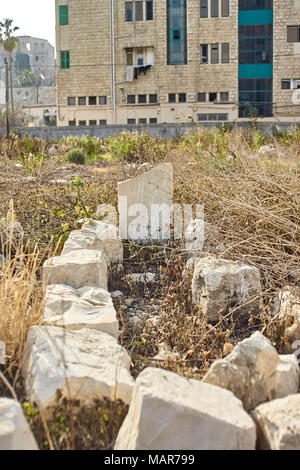 Un vecchio cimitero falling apart nella periferia di Haifa Israel Foto Stock