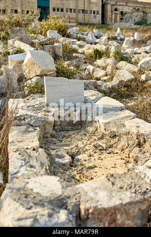 Un vecchio cimitero falling apart nella periferia di Haifa Israel Foto Stock