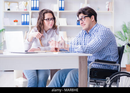 Studenti disabili studiare e preparazione per gli esami di college Foto Stock