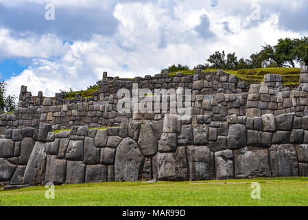 Inca i muri in pietra a Sacsayhuaman sito archeologico, Cusco (Cuzco, Perù Foto Stock