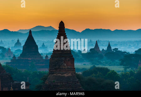 Tramonto sull'antica Bagan, Myanmar Foto Stock