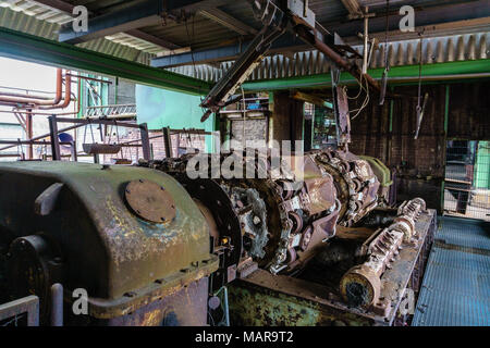 Operatore di colata di metallo fuso in automatico la linea di colata nella fabbrica di fonderia, fusione elettrica ad alta fusione di precisione la produzione di parti Foto Stock