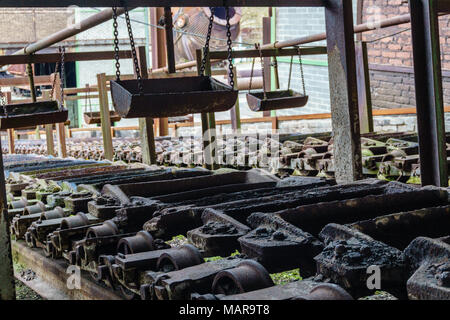 Operatore di colata di metallo fuso in automatico la linea di colata nella fabbrica di fonderia, fusione elettrica ad alta fusione di precisione la produzione di parti Foto Stock