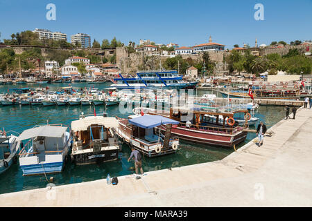 Antalya, Turchia - 24 aprile 2012: Barche in un porto della città vecchia di Kaleici ad Antalya, Turchia Foto Stock