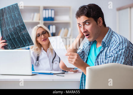 Paziente maschio arrabbiato con costosi healthcare bill Foto Stock