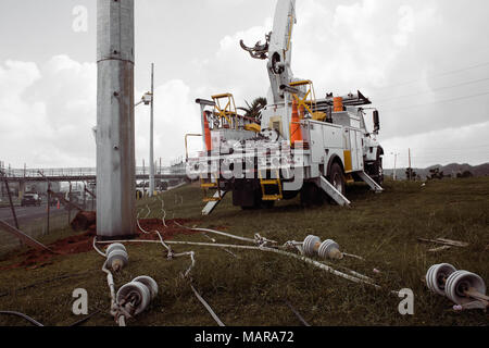 Manatí, Puerto Rico, Dic 27, 2017--membri di Puerto Rico elettrici di potenza (Autorità di prepa) installare in alluminio nuovi poli di potenza e generatori. Nove poli sono stati installati in modo da eccitare le comunità di Tiburones 1, 2 e 3, Sabana Aguila e Praderas, e delle seguenti università: Universidad Ana G.Méndez, Universidad del Turabo e Universidad del Este. Eduardo Martinez/FEMA Foto Stock
