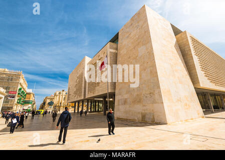 La Valletta, Malta - marzo , 2018: persone oltrepassando La Valletta il palazzo del Parlamento a giornata di sole. Foto Stock