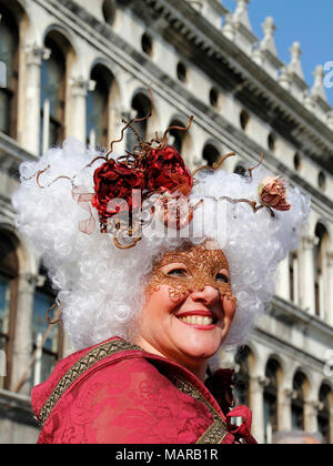 Donna in maschera del carnevale di Venezia, Italia Foto Stock