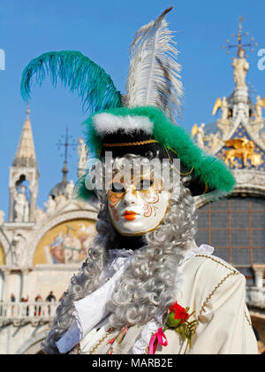 Donna in maschera, il Carnevale in Piazza San Marco, Venezia, Italia Foto Stock