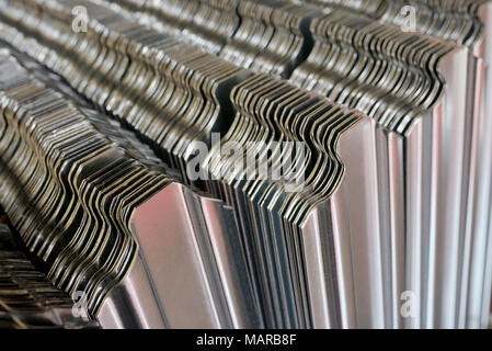 Metallo ondulato parteggiare per recinzione Foto Stock