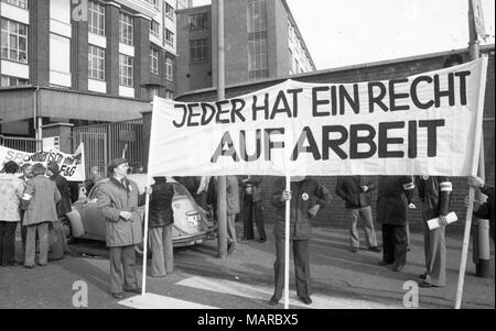 Appross. 2500 operai e impiegati di Felten e Guilleaume ( F&G) dimostrano a Colonia il 8 marzo 1977 contro i licenziamenti e il diritto al lavoro. | Utilizzo di tutto il mondo Foto Stock