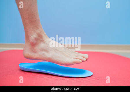 Piede sul sottopiedi ortopedici medici correzione del piede. Foto Stock