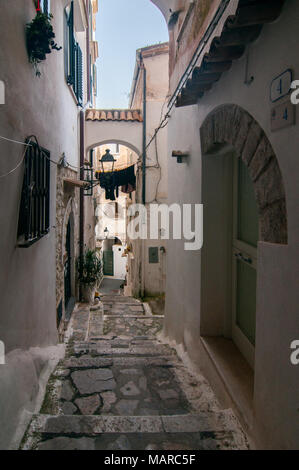 Le strade del villaggio di Sperlonga, Italia. Sperlonga è una città costiera in provincia di Latina, Italia, circa a metà strada tra Roma e Napoli. Foto Stock