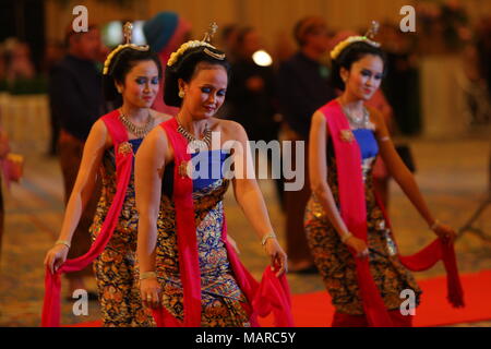 Performance di danza Jaipong Foto Stock