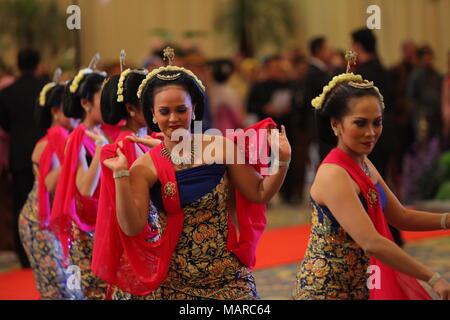 Performance di danza Jaipong Foto Stock