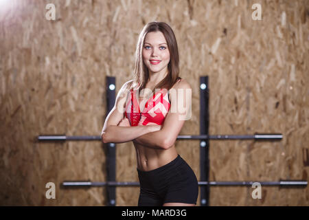 Foto di sport donna con le braccia incrociate a vita Foto Stock