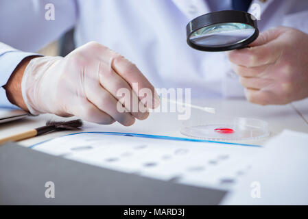 Sintesi del farmaco lab experimentnig con le pillole Foto Stock