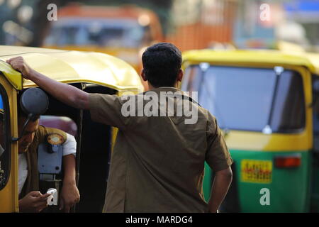 Bangalore, India - 16 Ottobre 2016: due locali rickshaw drivers macchiato di attesa per i passeggeri in un rickshaw stand in Residency Road, Bangalore. Foto Stock