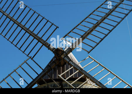 Il mulino a vento di Ramet, vicino al mulino a vento da Alphonse Daudet a Fontvielle in Provenza, Francia meridionale. Primo piano delle ali Foto Stock