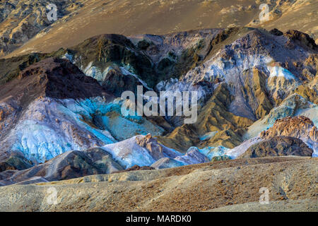 Questa è una vista del muliti color rocce noto come l'artista della tavolozza in Parco nazionale della Valle della Morte, California, Stati Uniti d'America. Foto Stock