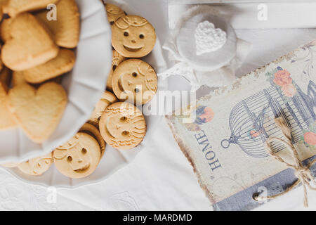 Cookie e un notebook sul tavolo della cucina Foto Stock