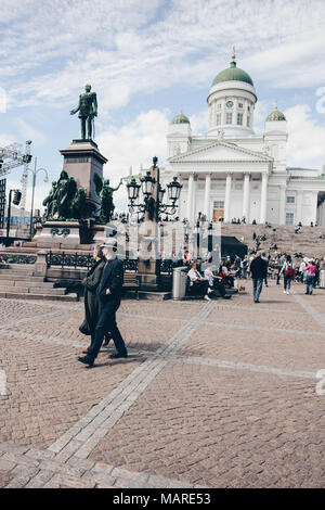 Helsinki, Finlandia - 20 Maggio 2017: una coppia di anziani a piedi nella parte anteriore della Cattedrale di Helsinki presso la Piazza del Senato Foto Stock