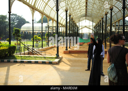 Bangalore, India - 15 Ottobre 2016: turisti visite il giardino botanico "Lalbagh', il giardino rosso in inglese. Foto Stock