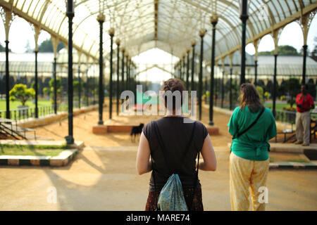 Bangalore, India - 15 Ottobre 2016: turisti visite il giardino botanico "Lalbagh', guardando popolare casa di vetro, che era stato costruito nel 1889 CE. Foto Stock