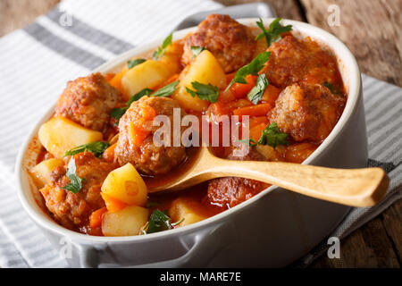 Una deliziosa zuppa di fatti in casa con polpette di carne di close-up in una pentola sul tavolo orizzontale. Foto Stock