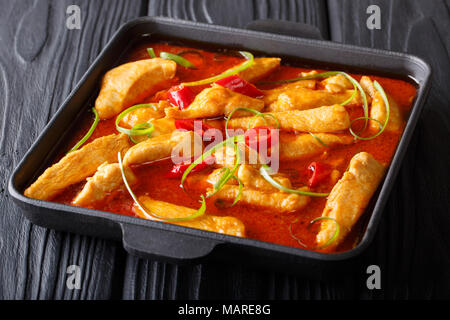 Cibo tailandese: Panang curry con peperoncino closeup sulla piastra nera sul tavolo orizzontale. Foto Stock