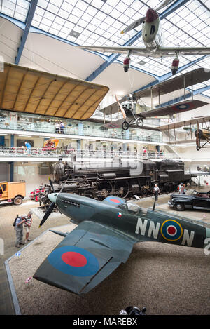 Praga. Repubblica ceca. Spitfire, interno del Museo Nazionale della Tecnica NTM (Národní technické muzeum). In primo piano è il britannico Supermarine Spi Foto Stock