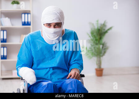 L uomo che soffre di più le ossa rotte e fratture Foto Stock