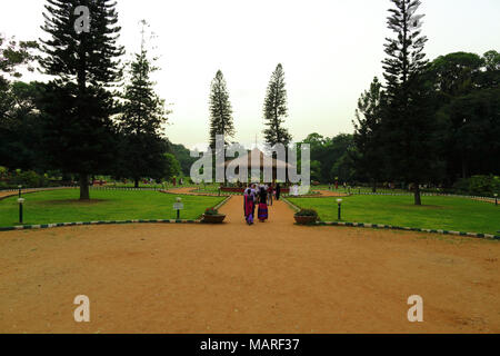 Bangalore, India - 18 Ottobre 2016: sconosciuto ai turisti in visita del famoso giardino botanico della città "Lalbagh'. Essa è denominata come "il giardino rosso". Foto Stock