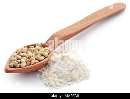 Il grano saraceno con la farina su sfondo bianco Foto Stock