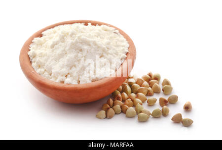 Il grano saraceno con la farina su sfondo bianco Foto Stock