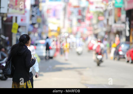 Bangalore, India - 20 Ottobre 2016: signora sconosciuta in Indiana usura tradizionale sta utilizzando il suo telefono cellulare in strada commerciale di questa mattina. Foto Stock