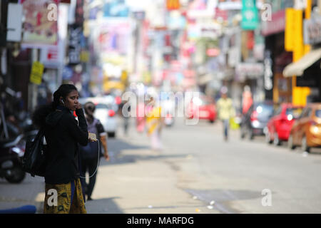 Bangalore, India - 20 Ottobre 2016: signora sconosciuta in Indiana usura tradizionale sta utilizzando il suo telefono cellulare in strada commerciale di questa mattina. Foto Stock