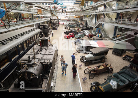 Praga. Repubblica ceca. Aerei, treni e automobili in mostra al Museo Nazionale della Tecnica NTM (Národní technické muzeum). Foto Stock