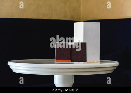 Tavola rotonda con vuoto mock up per voi la pubblicità Foto Stock