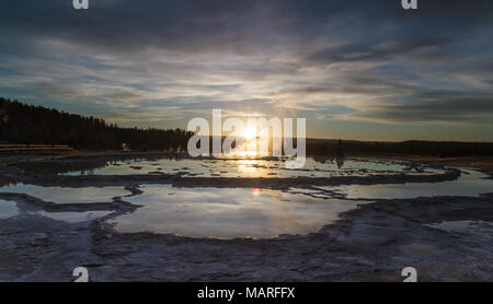 Tramonto sulla grande fontana Geyser nel Parco Nazionale di Yellowstone. Foto Stock